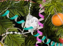 В Киеве появилась елка, рассказывающая историю новогодних игрушек